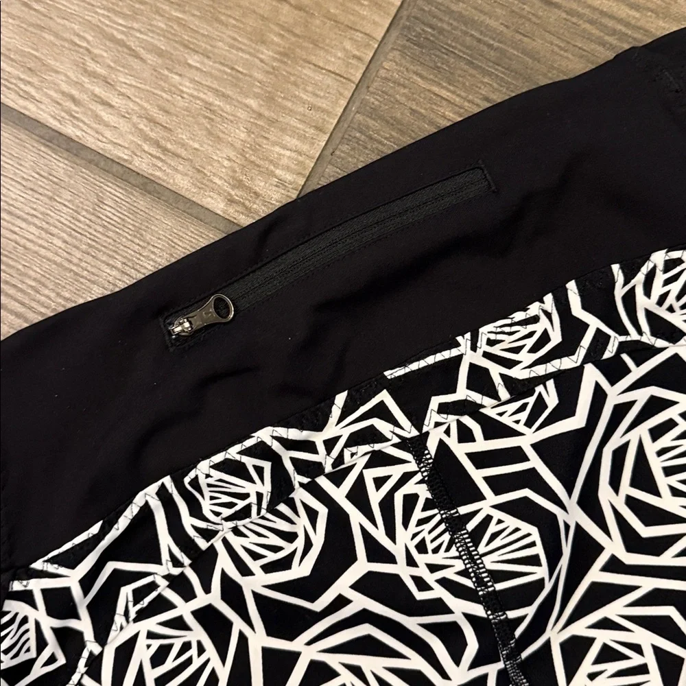 Lululemon Real Quick Crop Luxtreme Mesh Running Leggings Sz. 6 Posey Black White